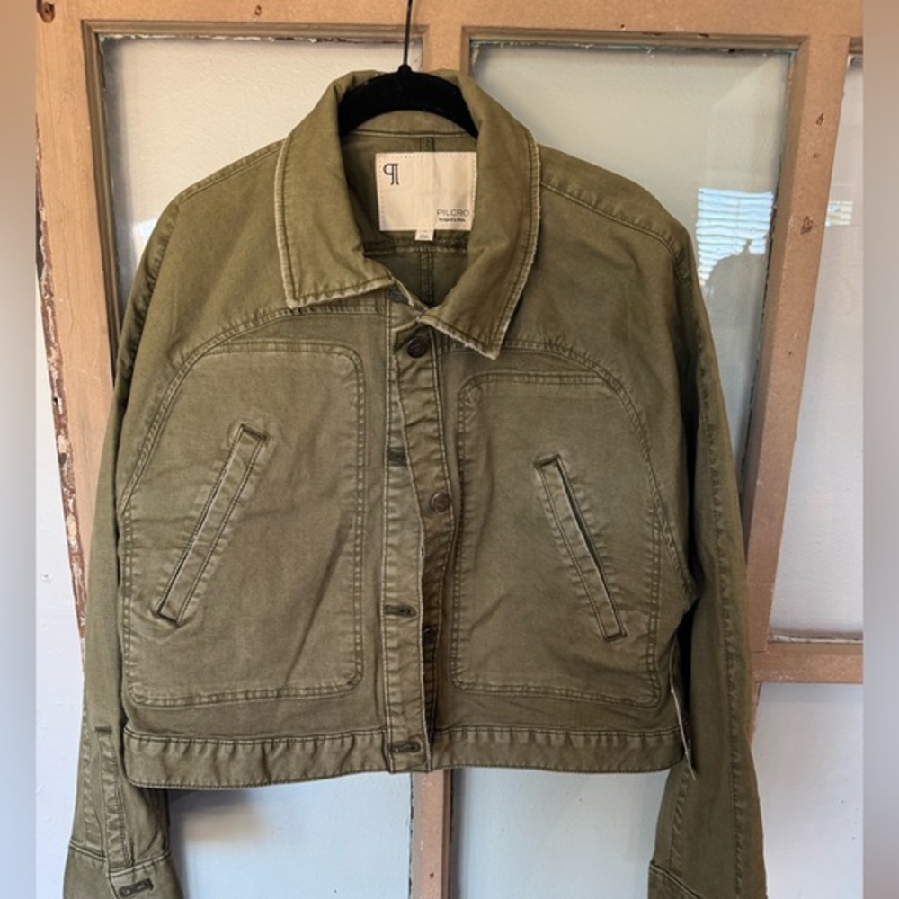 PILCRO “army green” slightly cropped jacked with pockets & cute details!!